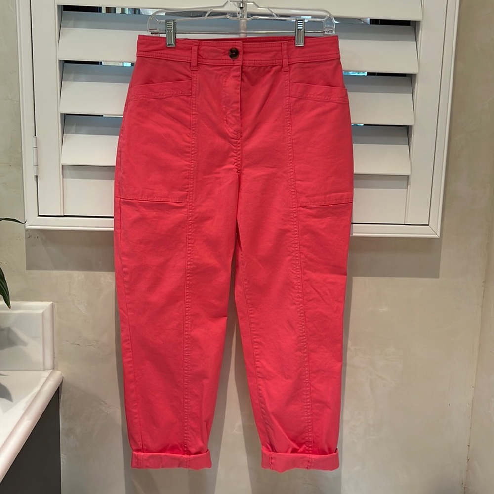 Cotton chinos. Side and back flap pockets.